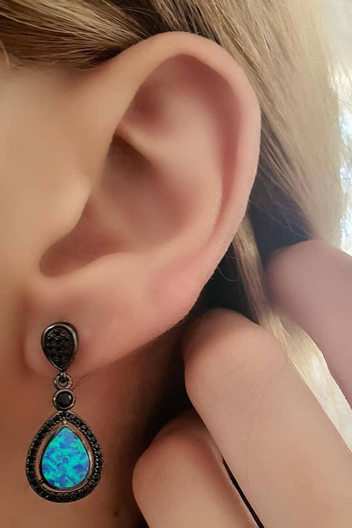 Opal taşlı oniks taş detaylı sallantılı italyan tasarımı siyah rodajlı gümüş küpe